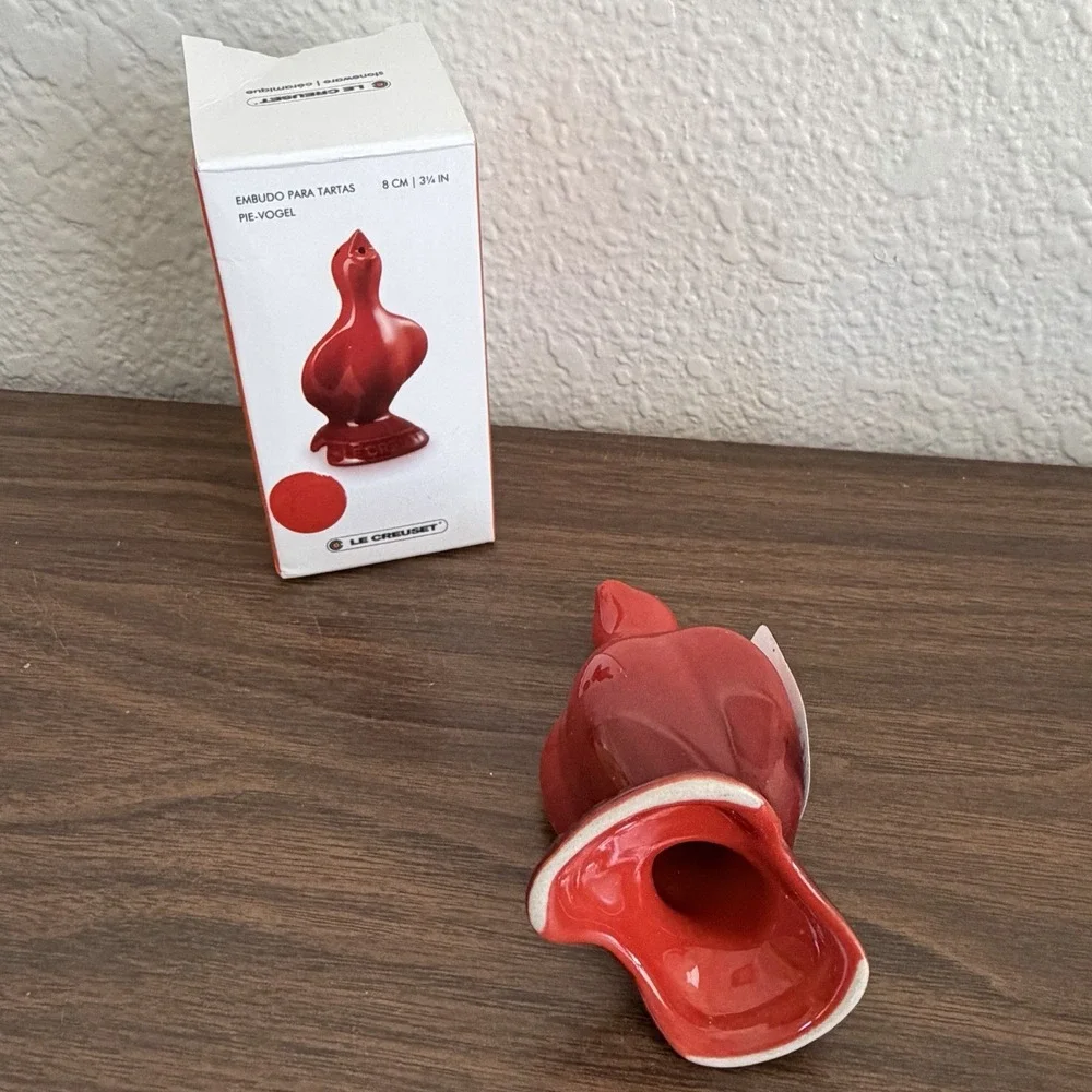 Le Creuset Red Pie Bird NEW Stoneware Baking Vent NIB 3.25